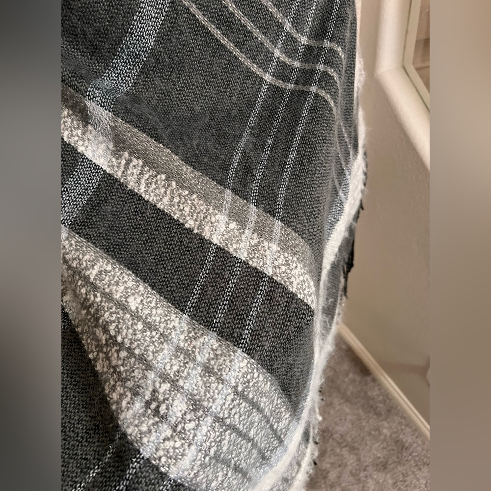 APT. 9 $68 Gray shimmer plaid Ruana Fringe One Size Poncho Shawl Shrugs Jacket - Picture 12 of 14